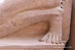 Feche acima de um pé esculpido, templo de Karnak, Egipto.