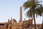 A palma da mão e obeliscos, sítio arqueológico de Karnak, Egipto.