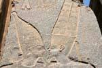 Concentre-se nos rostos de Amon e Mut, o senhor par de Karnak, Egipto.