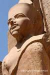 Amon o disfarce de Tutankhamun, Sanctuary barcos sagrados, templo de Karnak, Egipto.