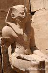 Tutmés III sentou em um canto, Karnak, Egipto.