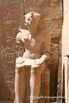 Karnak vista estátua templo frente de Tutmés III, Egipto.