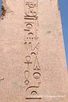 Templo de Karnak, hieróglifos close-up um obelisco, Egipto.
