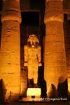 Templo de Luxor, Ramsés II Colossus no pátio, Egipto.