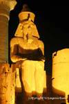 Estátua colossal de Ramsés II sentado em um trono, Luxor, Egipto.