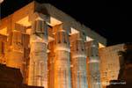 Colunas no Tribunal de Amenhotep III, Luxor Temple, Egipto.