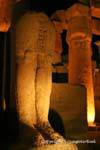 Abaixo estátua truncada, Templo de Luxor, Egipto.