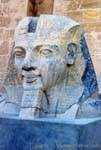 Ramses II cabeça para o chão na frente do primeiro pilão, Templo de Luxor, Egipto.