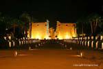 Panorama da noite dos dromos eo pilão de Ramsés II, Luxor, Egipto.