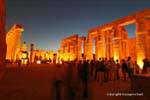 Turismo no Grande Tribunal de Ramsés II, Templo de Luxor, Egipto.