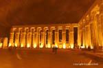 Iluminação das colunas do templo, Tribunal de Amenhotep III, Luxor, Egipto.