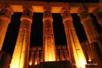 Templo de Luxor, colunas de papiro na noite, Egipto.