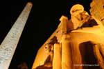 Colossi e obelisco, Luxor Temple, Egipto.