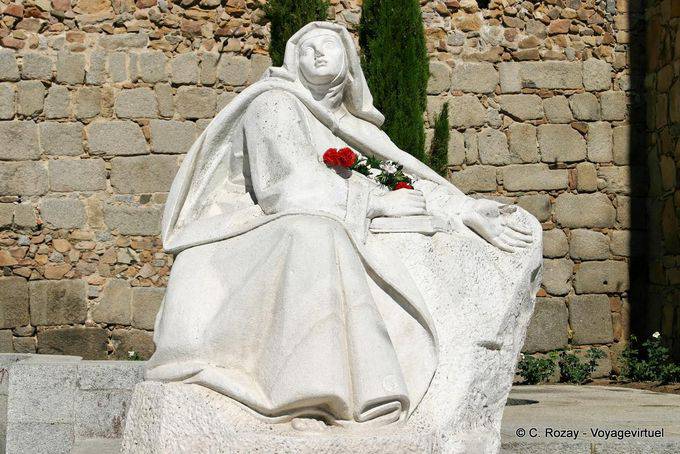 Estátua branca de Santa Teresa de Ávila - Espanha