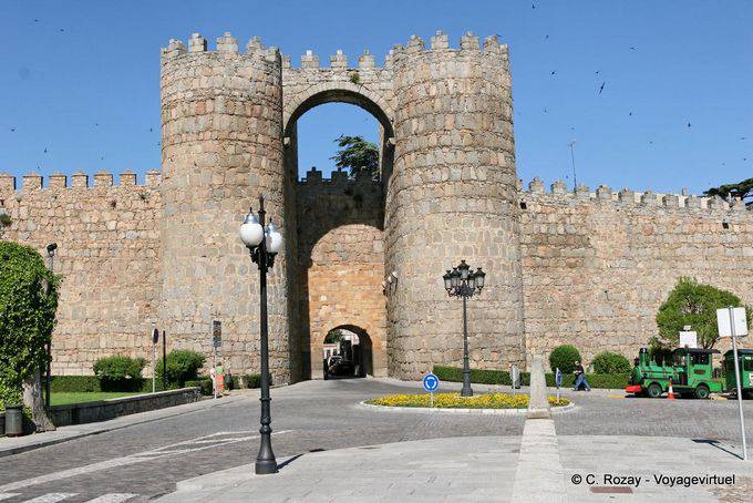 Ávila Puerta de San Vicente e as paredes fortificadas - Espanha