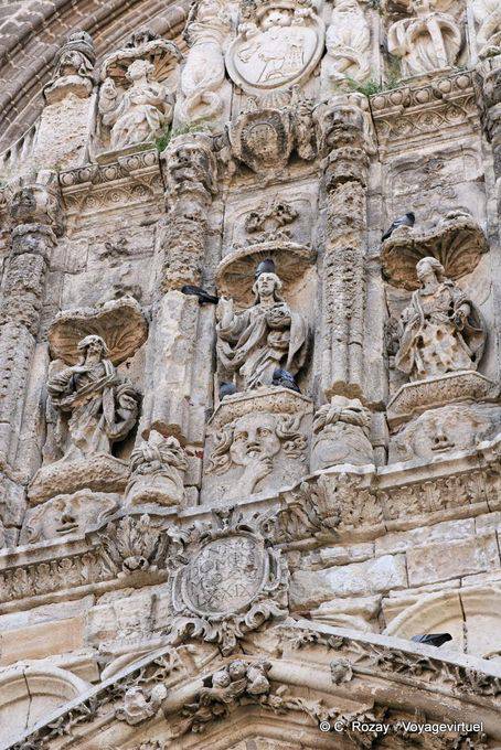 Ávila, detalhe da parte superior do pórtico da catedral gótica - Espanha