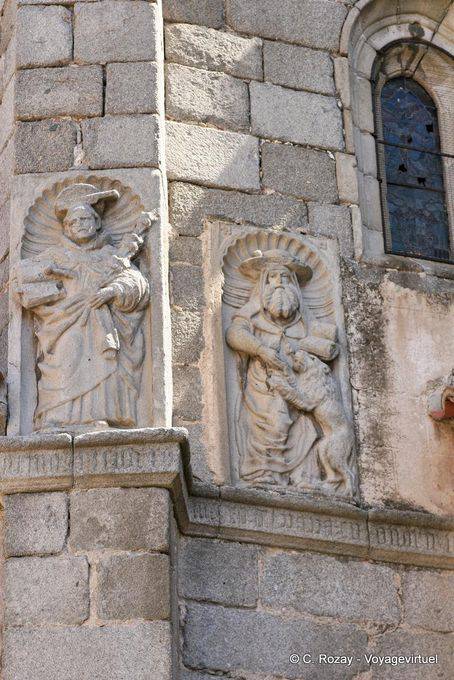 Homens de fé na parede do lado de fora da catedral, Ávila - Espanha