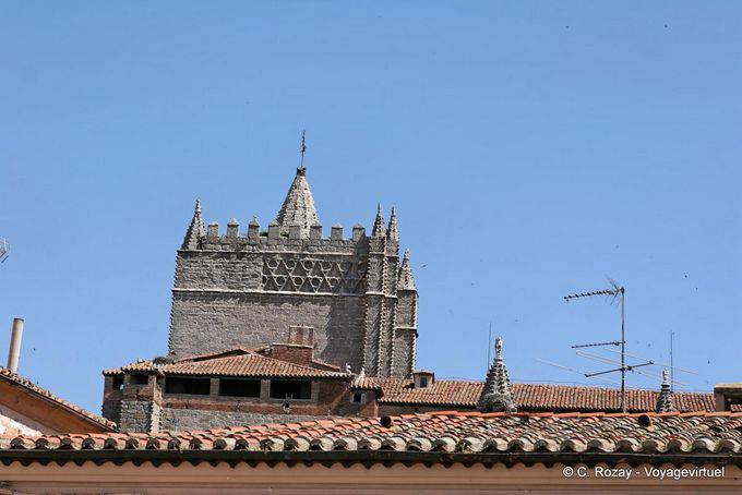 Acima dos telhados, torre do sino da Catedral del Salvador, Ávila - Espanha