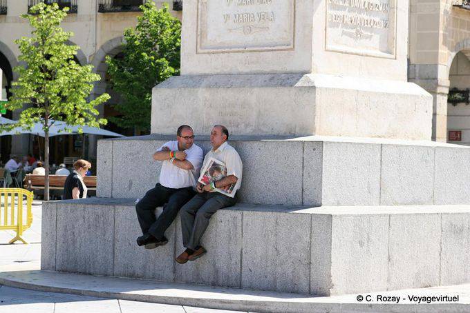 Discussão na sombra da estátua, Ávila - Espanha