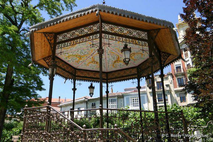 Burgos, gazebo no Paseo del Espolon - Espanha