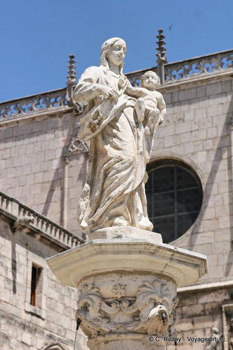Burgos, a estátua da Virgem, Plaza Santa Maria - Espanha
