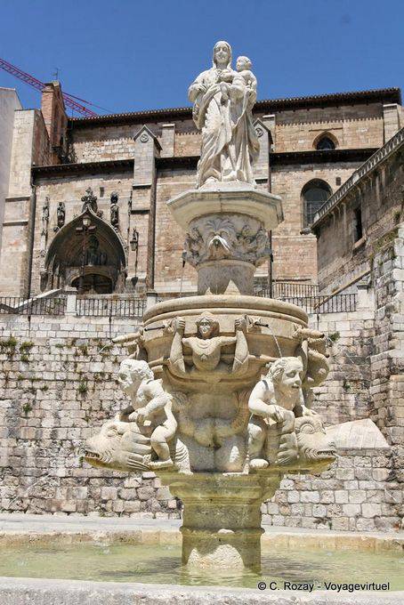 Burgos, fonte virginal, Praça de Santa Maria - Espanha