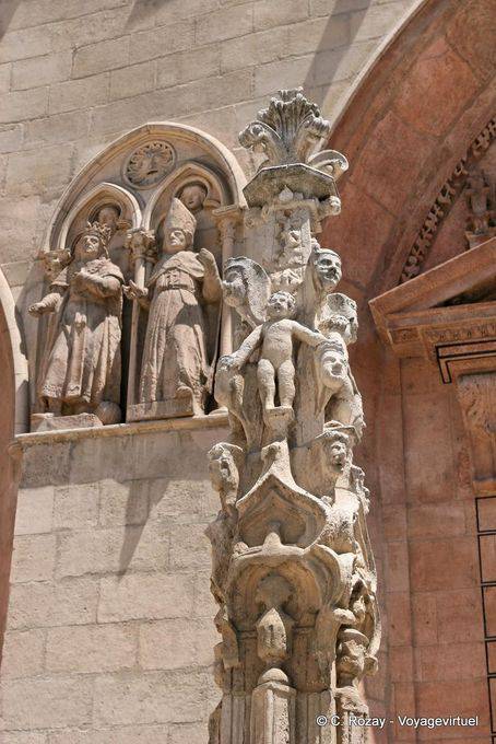 Estátuas esquerda da Puerta de Santa Maria, a Catedral de Burgos - Espanha