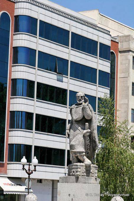 Burgos, estátua Margem Angolines, Plaza Primo de Rivera - Espanha