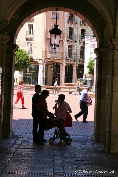 Pequeno passagem nas arcadas da Plaza Mayor, Burgos - Espanha