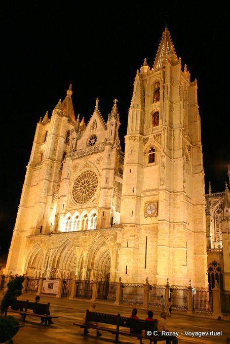 Dianteira ocidental da catedral, iluminação noturna, León - Espanha