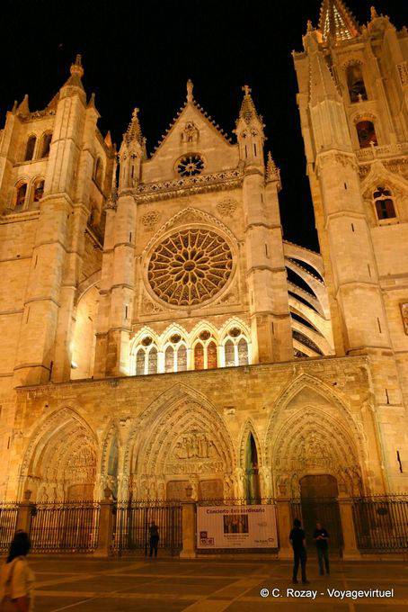 Iluminação no pórtico triplo da Catedral de Leon - Espanha