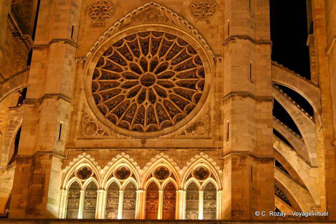 Luzes da noite do grande roseta central, a Catedral de León - Espanha