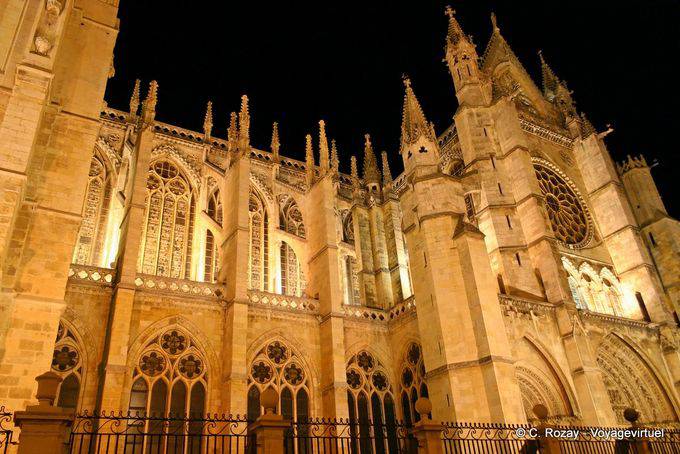 , Visto à noite, catedral gótica León - Espanha