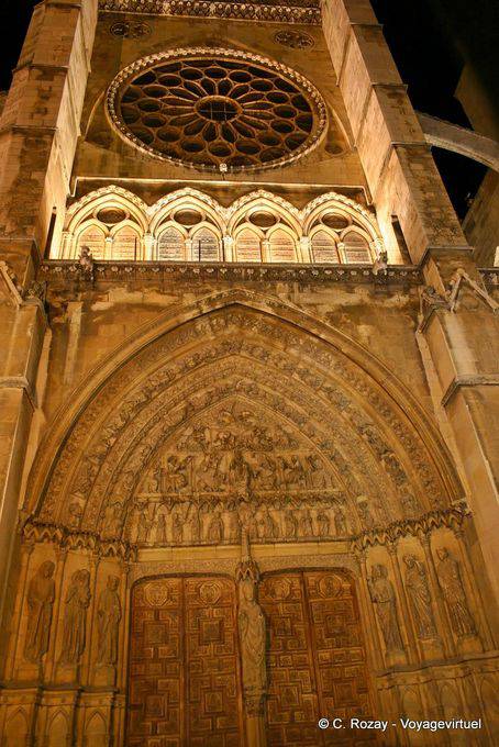 Visão noturna Portico de Nuestra Señora la Blanca, a Catedral de León - Espanha