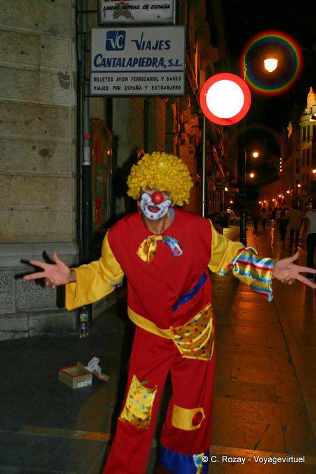 Palhaço em uma rua de pedestres, León - Espanha