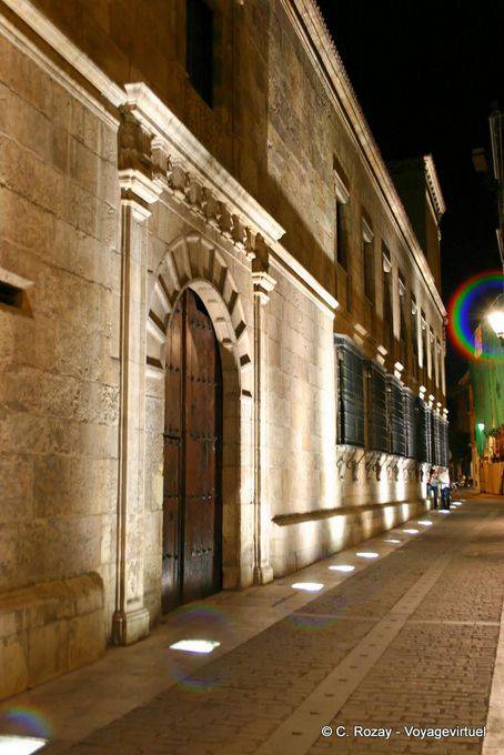 Porch na rua iluminada, León - Espanha