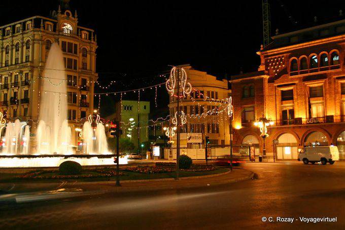 León, jato de água noite na Plaza Santo Domingo - Espanha