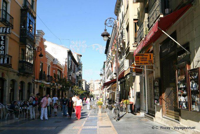 Caminhada na Calle Ancha, rua para peões, León - Espanha