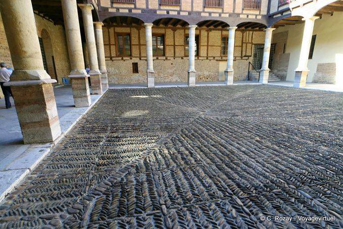 Pedras de pavimentação no pequeno claustro do Bispado de Leon - Espanha