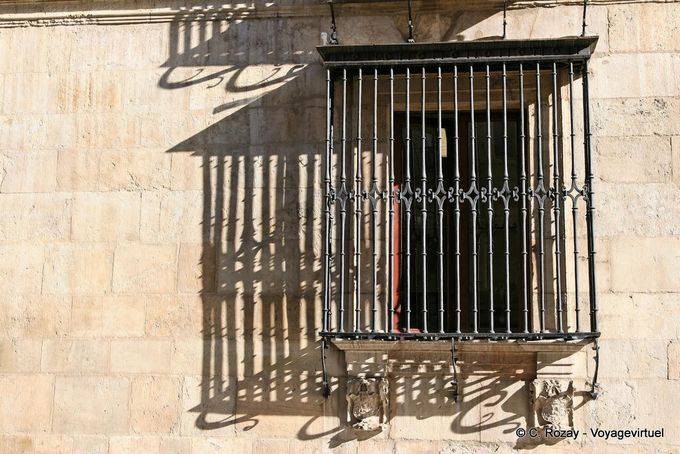 Janela luz e sombra, a Casa Botines, Calle Ancha, León - Espanha