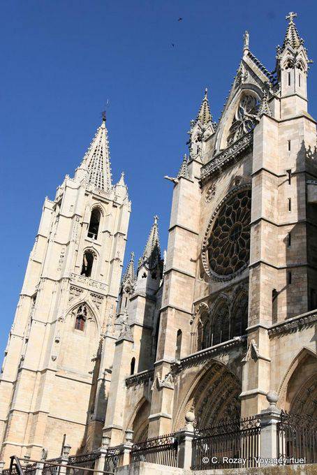 Torre direita e fachada sul, a Catedral de León - Espanha