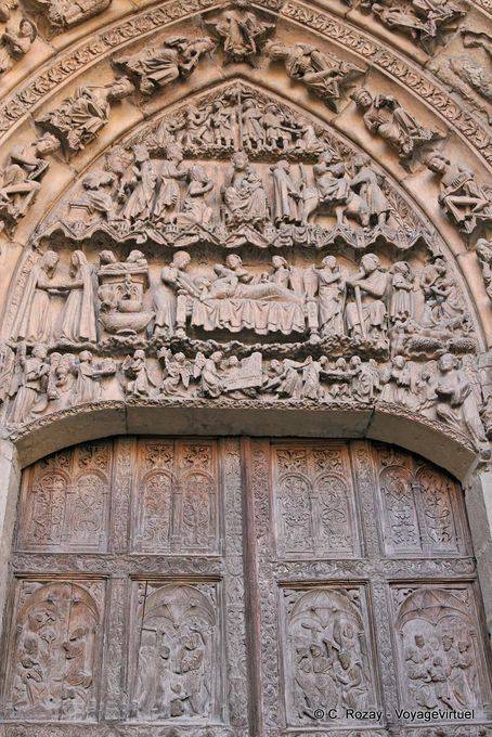 Tímpano da San Juan Porta representando o ciclo da Natividade de Jesus, Visitação, Natividade, Adoração dos Pastores, Herodes, Epifania e Massacre dos Inocentes, a Catedral de León - Espanha