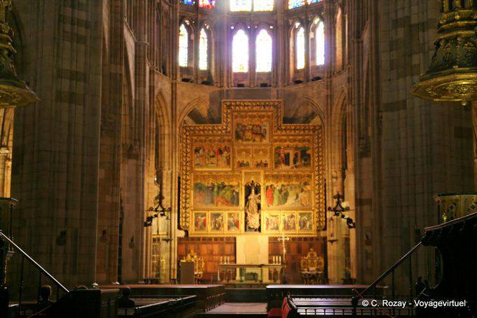Altar com retábulo dedicado a Maria, pintado por Nicolás Francés, Catedral de León - Espanha