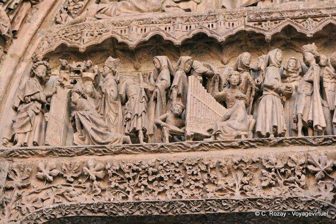 Abençoado com instrumentos musicais, o portal da Dama Branca, Catedral de León - Espanha