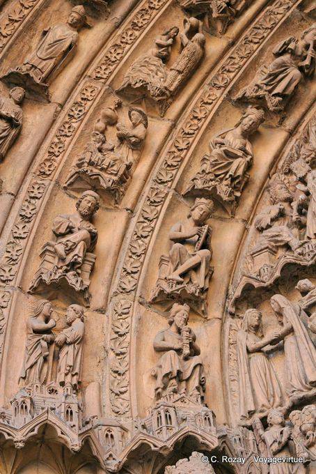 Detalhe de esculturas da portada San Juan, a Catedral de León - Espanha