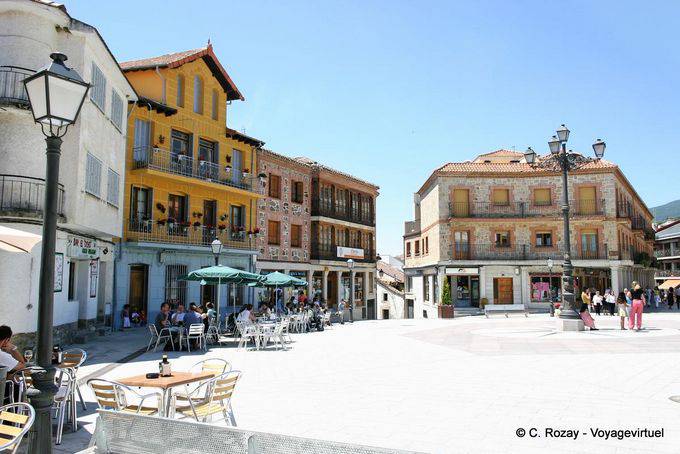 Miraflores della Serra, casas típicas de altitude na Plaza del Álamo - Espanha