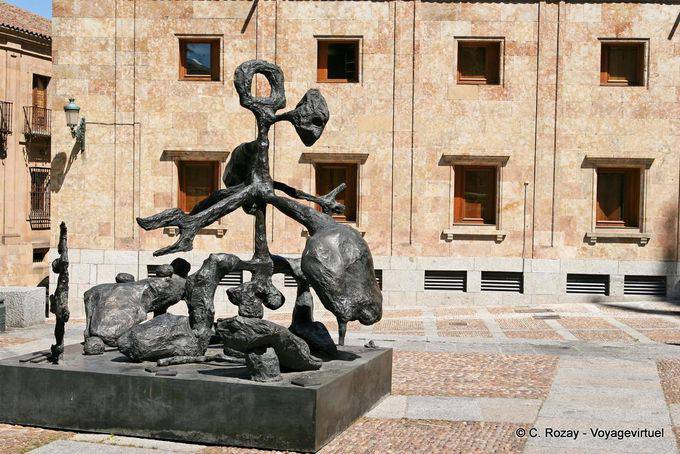 A arte moderna, estátua de metal, Plaza Anaya, Salamanca - Espanha