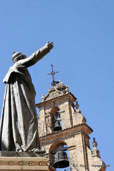Estátua católica na frente das cegonhas campanário, Salamanca - Espanha