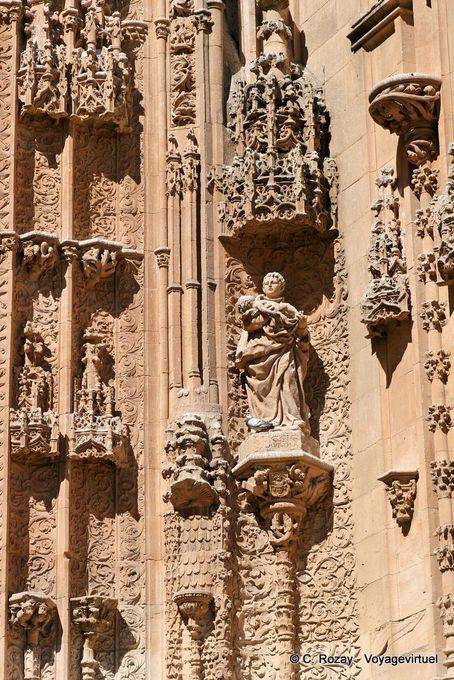 Finesse Escultural da fachada, a Catedral de Salamanca - Espanha