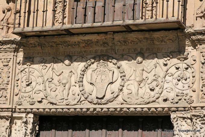 Anjos sob o balcão da Casa de las Muertes, Salamanca - Espanha
